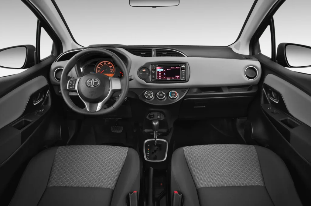 2016-toyota-yaris-le-3-door-hatchback-dashboard